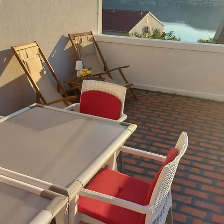 House Lanterna Pag بيت ضيافة باغ